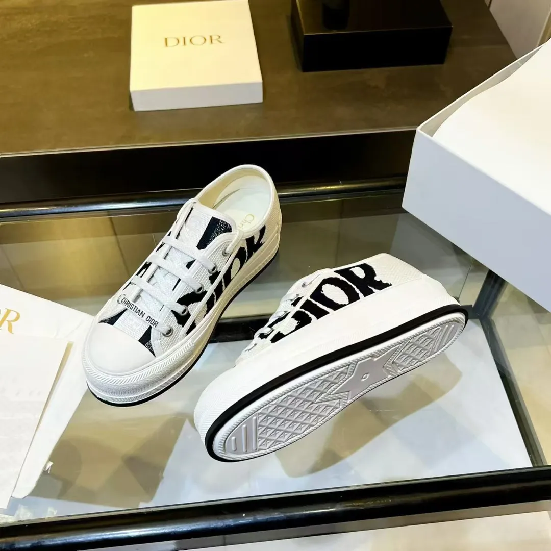 👟👟Ex-factory price 520👟👟 Dior’s 2025 Walk ‘n’ Dior embroidered mid-top casual shoes are new. On the fashion stage, Dior embroidered shoes are the well-deserved protagonist. Delicate stitching is used on the upper, every stitch is devoted to the craftsman's efforts, and every thread is woven with artistic poetry. From complex floral patterns to smart geometric textures, embroidery is like the magic that gives shoes life, allowing them to show dynamic beauty even in static conditions.   Wearing Dior embroidered shoes feels like stepping into a dream world full of art. It is not only a pair of shoes, but also a walking piece of art that perfectly integrates fashion and culture. Whether you are strolling on the bustling city streets or attending important social occasions, Dior embroidered shoes can add unique charm to your style and become the focus of everyone's attention.   Choosing Dior embroidered shoes means choosing a persistent pursuit of quality and a unique understanding of fashion. Let it accompany you through every wonderful moment and leave your own fashion mark.  Material: Sheepskin lining, feet, silk cowhide, size 35-41, heel height 5cm